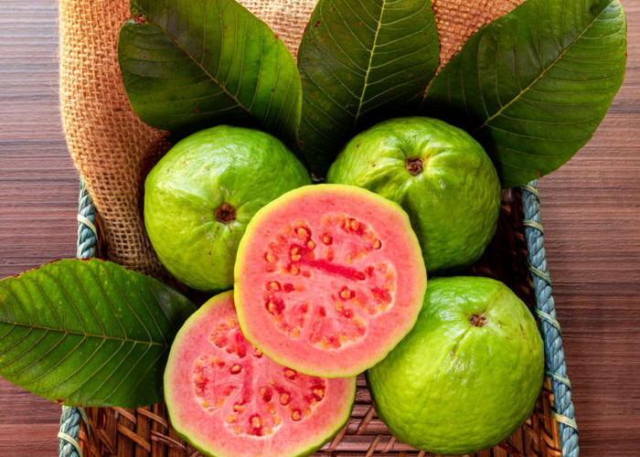 Jangan Asal Konsumsi, Ini Manfaat dan Efek Samping Jambu Biji Merah