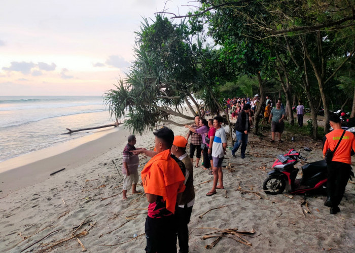 Perahu Dihantam Ombak, Pemancing Tenggelam di Pantai Teluk Sepang