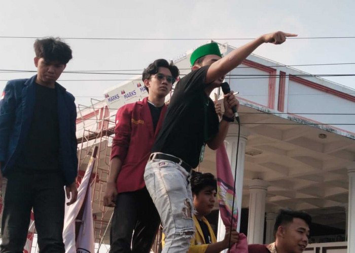 Ratusan Mahasiswa Demo di Kantor DPRD Provinsi Bengkulu 