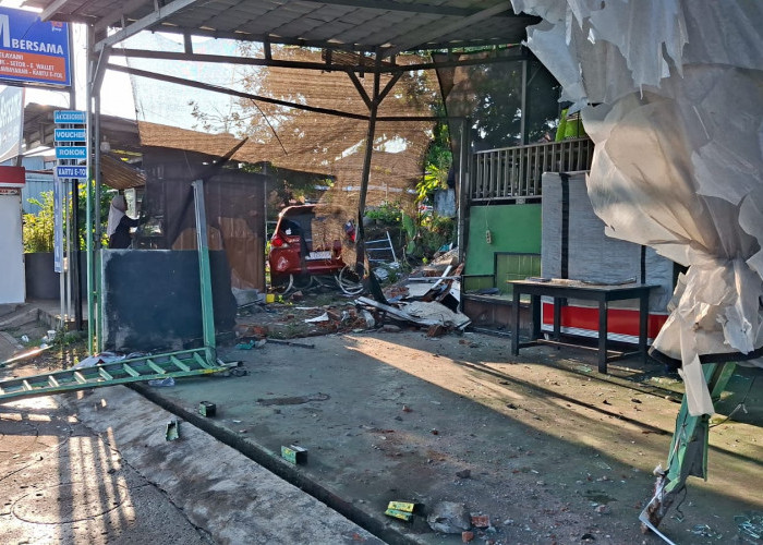 Brio Tabrak Pagar lalu Parkir di Halaman Rumah, Kejadian di Sidomulyo, Sopirnya Perempuan