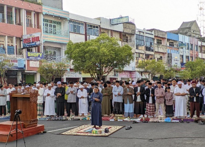 Ribuan Warga Bengkulu Sholat Id di Jalan Soeprapto,  Khatib Soroti Bahaya Korupsi Sebagai Penyakit Modern
