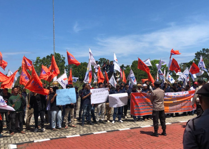 Peringati Hari Buruh 2025, Kantor Bupati dan DPRD Mukomuko Banjir Massa, Minta Bentuk Satgas PHK