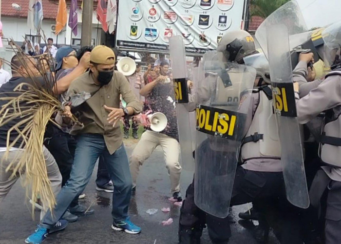 Polisi Bentrok Dengan Massa Pendukung Partai Politik yang Serbu Kantor KPU Kepahiang 