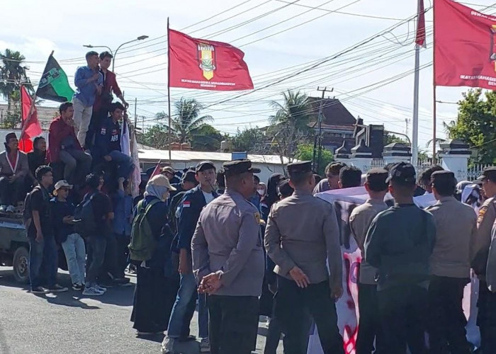 Ratusan Mahasiswa Gelar Aksi May Day 2025 di DPRD Provinsi Bengkulu
