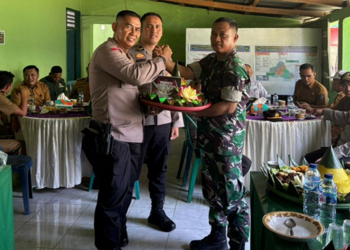 Momen HUT TNI Ke-79, Polsek Ketahun Beri Kejutan Istimewa ke Koramil 01/423