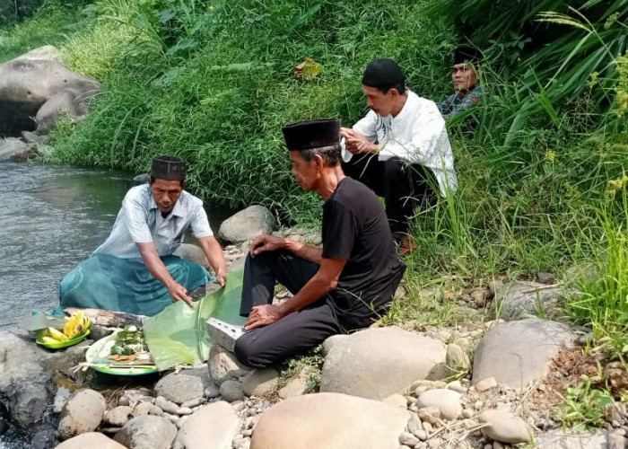 Warga Desa Ini Tidak Boleh Bertegur Sapa dan Menangkap Ikan di Sungai