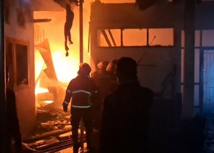 Breaking News: Kantor Lurah Sumur Meleleh Kota Bengkulu Terbakar