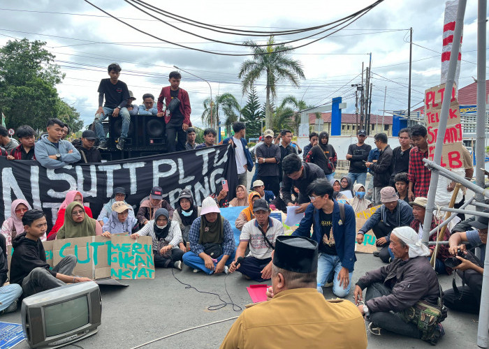 Massa Demo Kantor Gubernur Bengkulu, Masyarakat Mulai Terdampak Ini Akibat PLTU Teluk Sepang dan SUTT