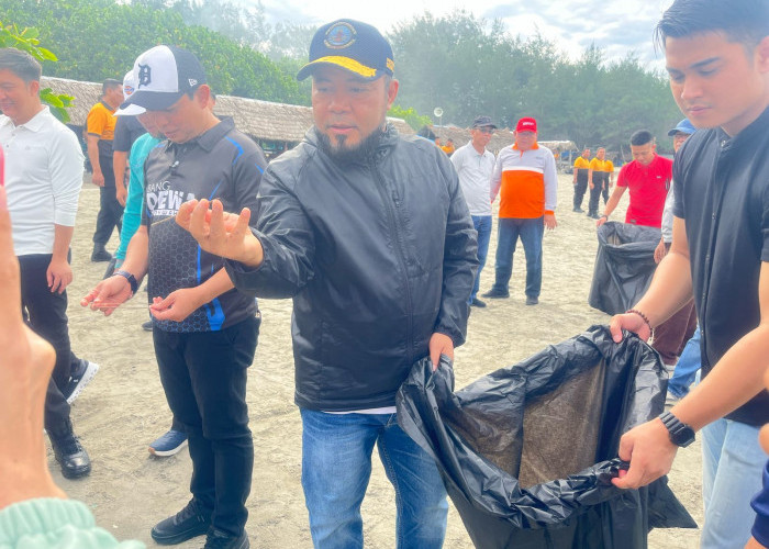 Bersih-bersih Pantai Panjang, Gubernur Helmi Hasan Ada Pesan untuk Pecinta Sate