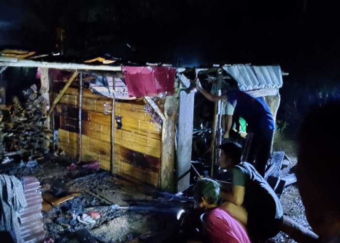 Diduga Lampu Cogok Jatuh, Rumah Petani di Desa Kunduran Hangus Terbakar, Hanya Tersisa Baju di Badan