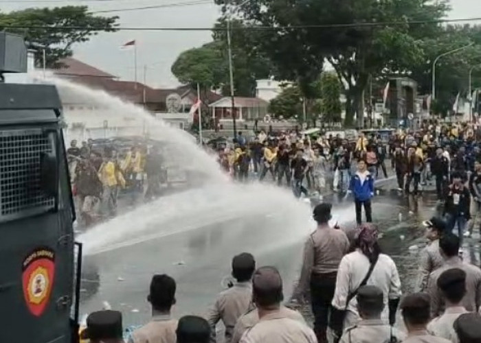 Ratusan Massa Gelar Demo di Depan Kantor Gubernur Bengkulu