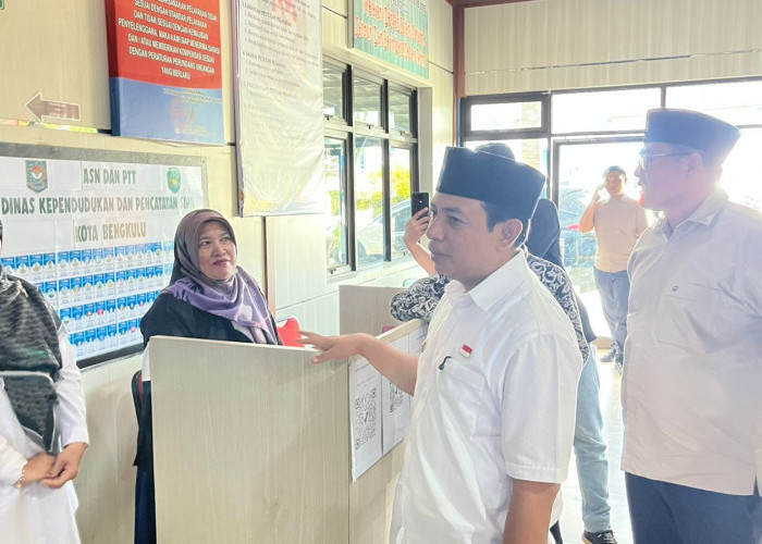 Pastikan Layanan Tetap Optimal di Hari Pertama WFA, Walikota Bengkulu Sidak ke Dinas Dukcapil