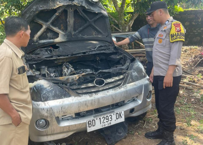 Auto Tekor, Mobil Xenia ini Terbakar Saat Pemilik Memanasi Mesin Mobil 