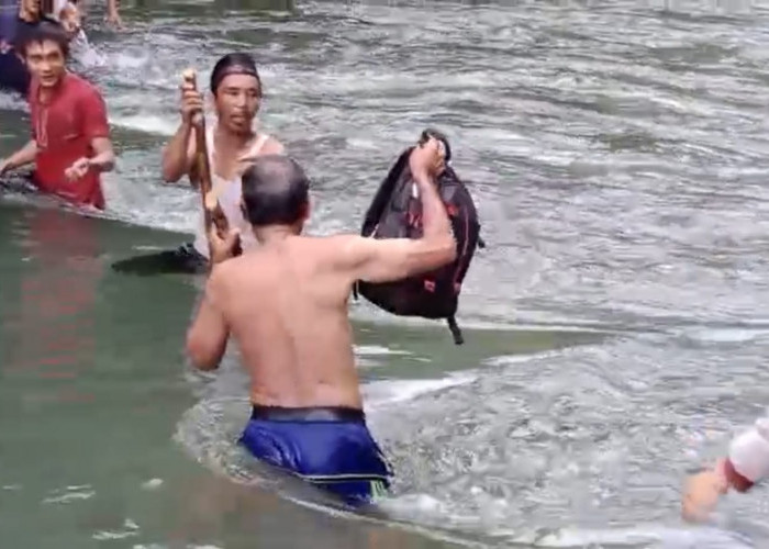 Jembatan Putus, Warga Seluma Utara Nekat Seberangi Sungai Air Pelubang