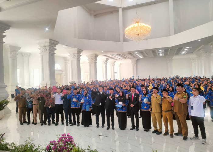 Selain Penyerahan SK PPPK 2024 Tahap 1, Walikota Bengkulu Beri Kue Ulang Tahun 