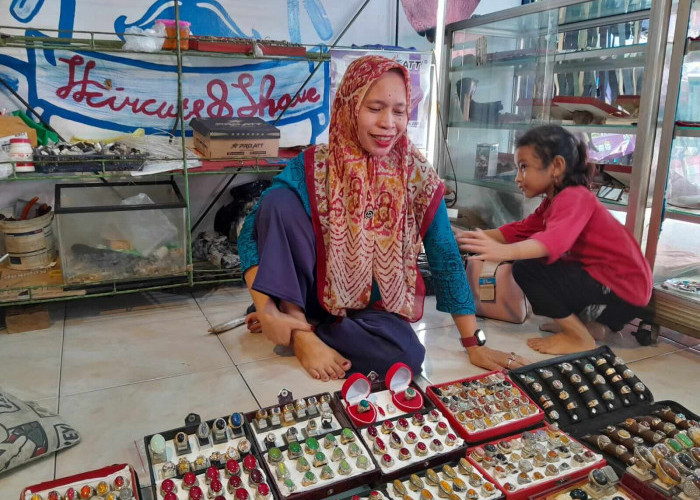 Pedagang batu akik di Pasar Minggu, Kota Bengkulu