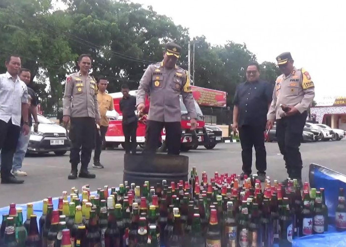 Polresta Bengkulu Musnahkan Ratusan Botol Miras dan Ganja