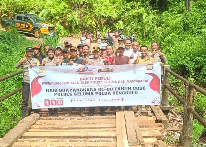 HUT Bhayangkara ke 80, Jembatan Rusak yang Viral Akhirnya Direhab Swadaya Bersama Polres Seluma