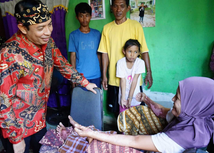 Walikota Bengkulu Turun Langsung Antarkan Bantuan Kementerian untuk Korban Kebakaran