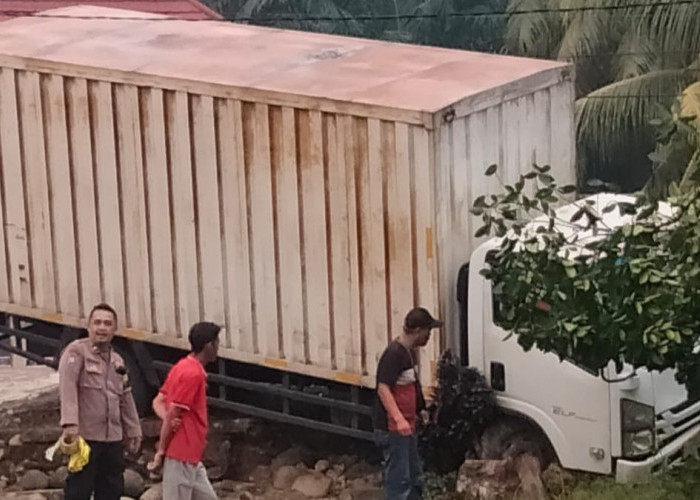 Truk Box Paket Shopee Hantam Beton, Sopirnya Warga Jakarta Diduga Mengantuk 
