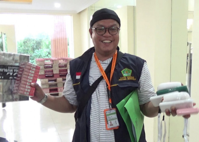 Petugas Temukan Jerigen, Botol Isi Beras dan Batu Lontar di Koper CJH Bengkulu
