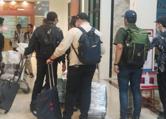 Penggeledahan di Rumah Kadis PUPR Kota Selesai, KPK Bawa 6 Koper