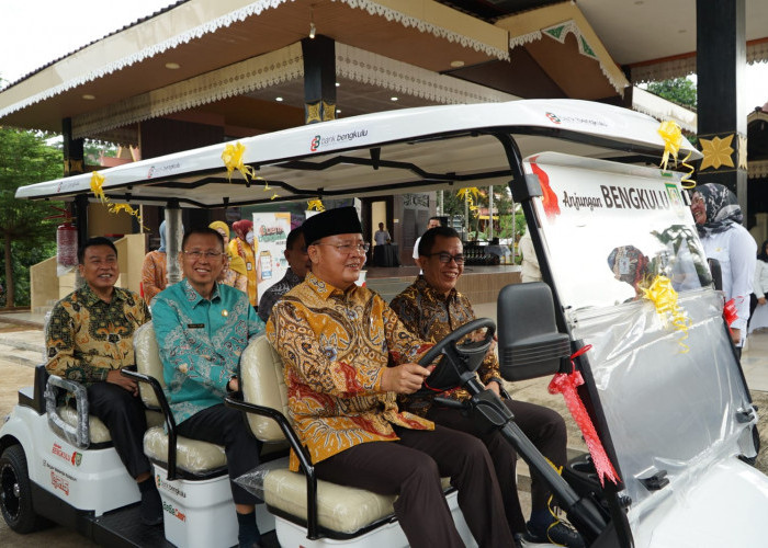 Gubernur Terima Buggy Car Listrik untuk Anjungan Bengkulu di TMII