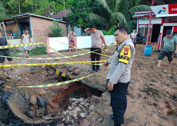 Pipa SPAM Regional Benteng Kobema Pecah, Pengendara Diminta Waspada Melintas