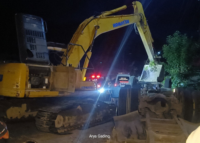 Dibantu Excavator, Jenazah Sopir dan Kernet Truk Kontainer Berhasil Dievakuasi 