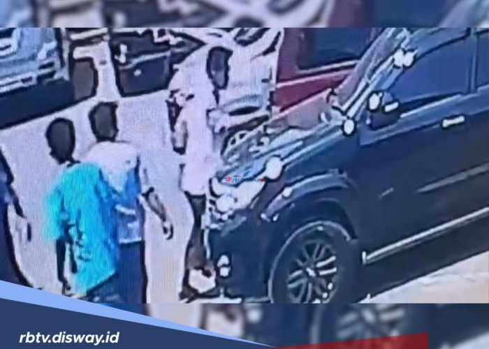 Terekam CCTV, ABG Coreti Mobil di Parkiran Masjid dengan Gambar Tak Senonoh