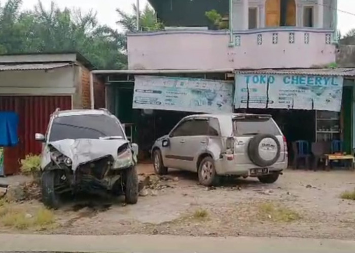 Terios Asal Pandeglang Banten Tabrak Mobil sedang Parkir 