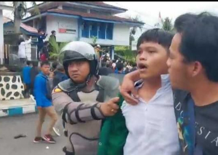 Cuaca Mendung, Demo Mahasiswa Ricuh dengan Polisi