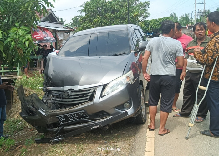 Elak Ras Terkuat di Bumi yang Sedang Naik Motor, Innova Hantam Dump Truk di Seluma