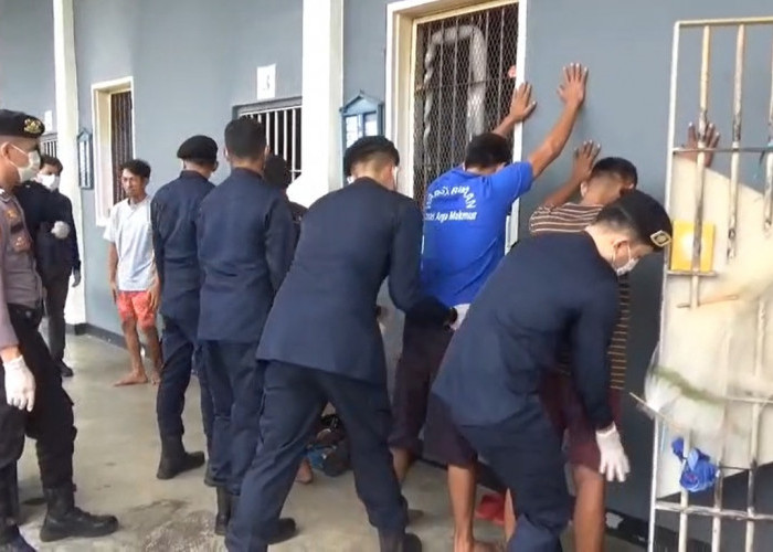 Razia Gabungan di Lapas Argamakmur, Sajam Modifikasi hingga Paku Besi Ditemukan