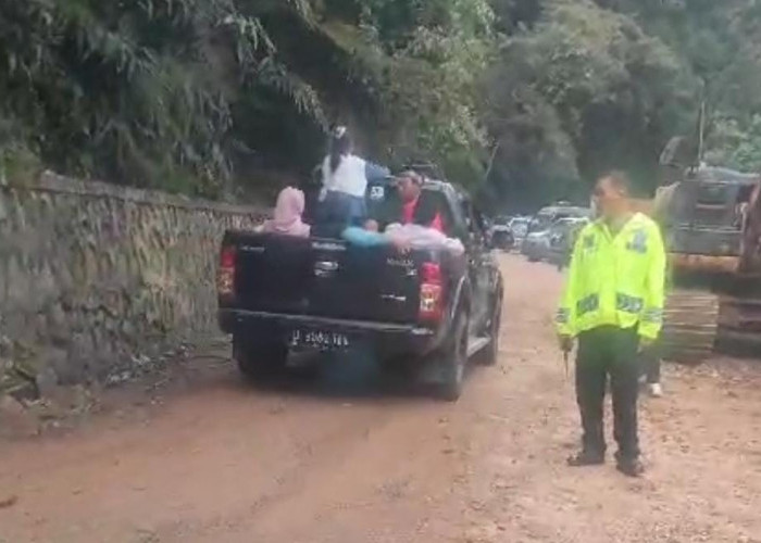 Mobil Sudah Diperbolehkan Melintas di Liku Sembilan, Truk Masih Tertahan