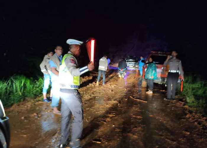 Material Longsor di Jalan Lintas Bengkulu Utara - Lebong Berhasil Dievakuasi, Kendaraan Sudah Bisa Melintas