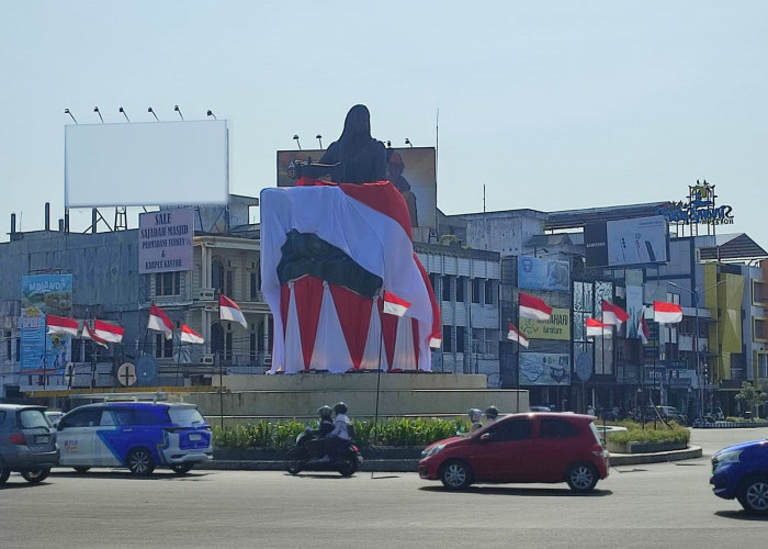 Semarak HUT Kemerdekaan RI ke-79, Monumen Ibu Fatmawati Dihiasi Bendera Merah Putih Sepanjang 18 Meter