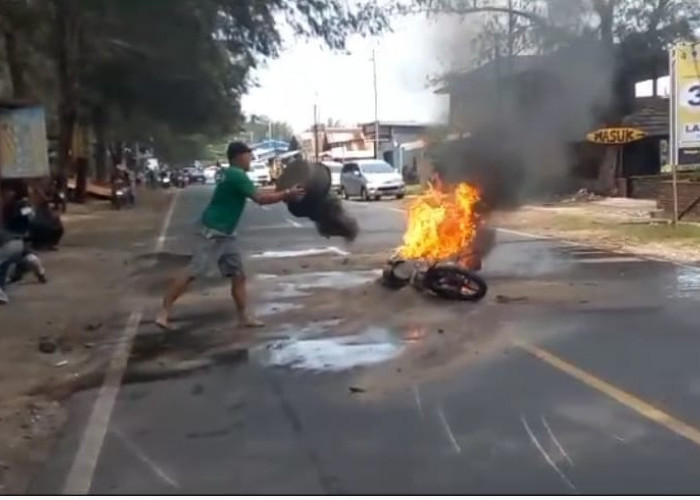 Tabrakan Motor di Jalan Pariwisata, Suzuki Thunder Hangus Terbakar