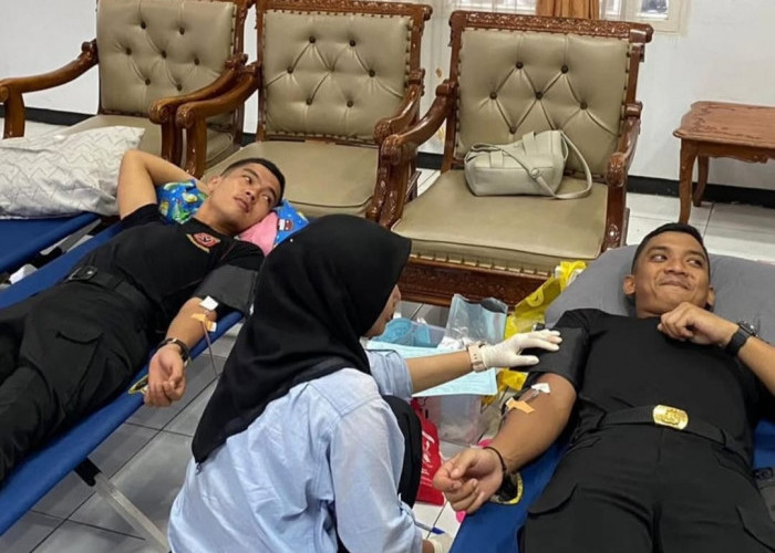 Personel Datasemen Brimob Polda Bengkulu Donor Darah saat Seminar Nasional FISIP UNIB 2025