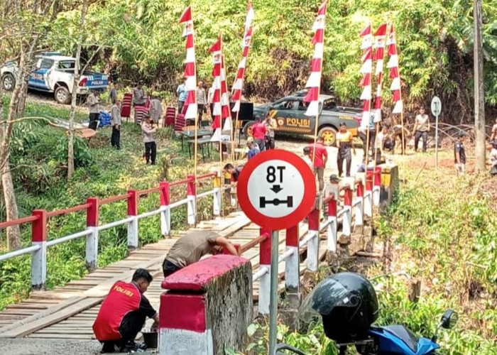  Kapolres Seluma Ajak Personel Mengecat Jembatan Arang Sapat 