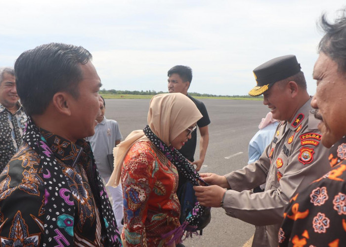 Wakapolda Bengkulu dan Forkompinda Sambut Menteri BKKBN RI di Bandara Fatmawati