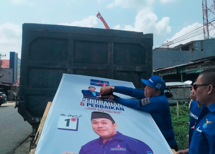 DPC Demokrat Bengkulu Utara Robek Gambar Anies Baswedan di Baliho Bacaleg