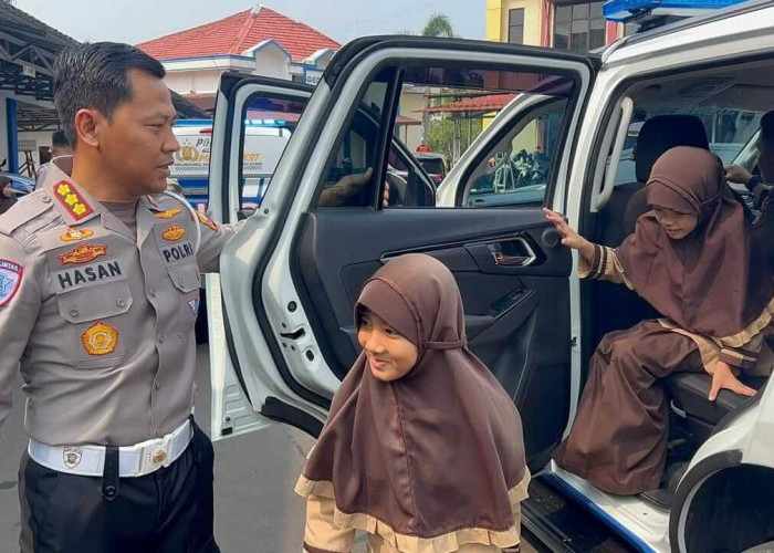 Dirlantas Polda Bengkulu Ajak Pelajar Naik Mobil Patwal Sembari Kenalkan Rambu Lalu Lintas