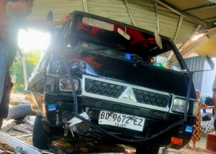 Hilang Kendali di Tikungan, Mobil Mitsubishi L300 Tabrak 2 Unit Rumah di Seluma