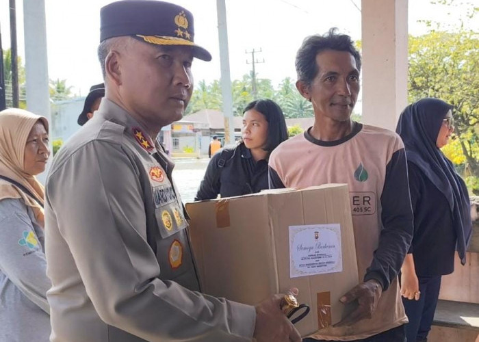 Banjir Melanda, Warga Tanjung Jaya Terima Bantuan dari Kapolda Bengkulu