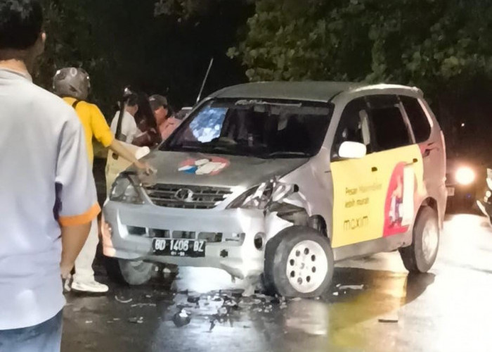 Tabrak Mobil Maxim di Pantai Panjang, Pengendara Vario Dilarikan ke Rumah Sakit