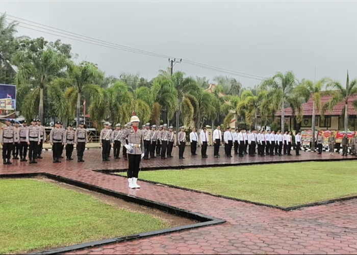 Diguyur Hujan, Personel Polres Mukomuko Gelar Upacara Hari Bhayangkara ke-80