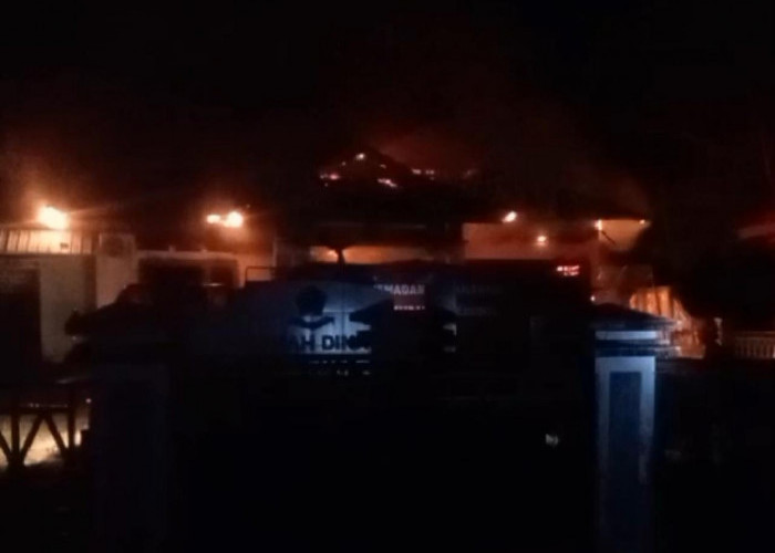 Breaking News - Rumah Dinas Waka 1 DPRD Lebong Ludes Terbakar