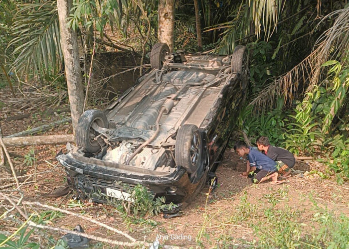 Niat Antar Keluarga Berobat, Toyota Agya Terbalik Usai Tabrak Tiang di Seluma Barat