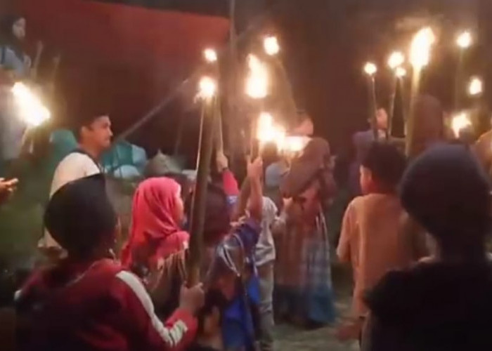 Pawai Obor Meriahkan Isra Mi'raj di Desa Sinar Pagi Seluma, Mahasiswa UIN Jakarta Juga Ikut
